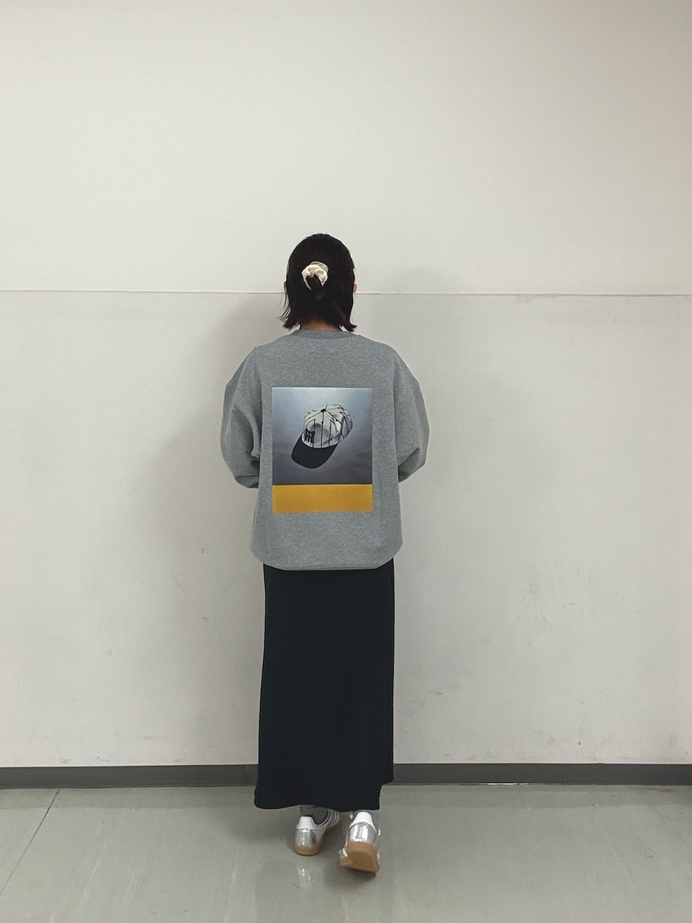 シルバー系のスニーカー、ホワイト系のTシャツ/カットソー、グレー系のスウェットを着用したレディースの冬コーディネートの3枚目の写真