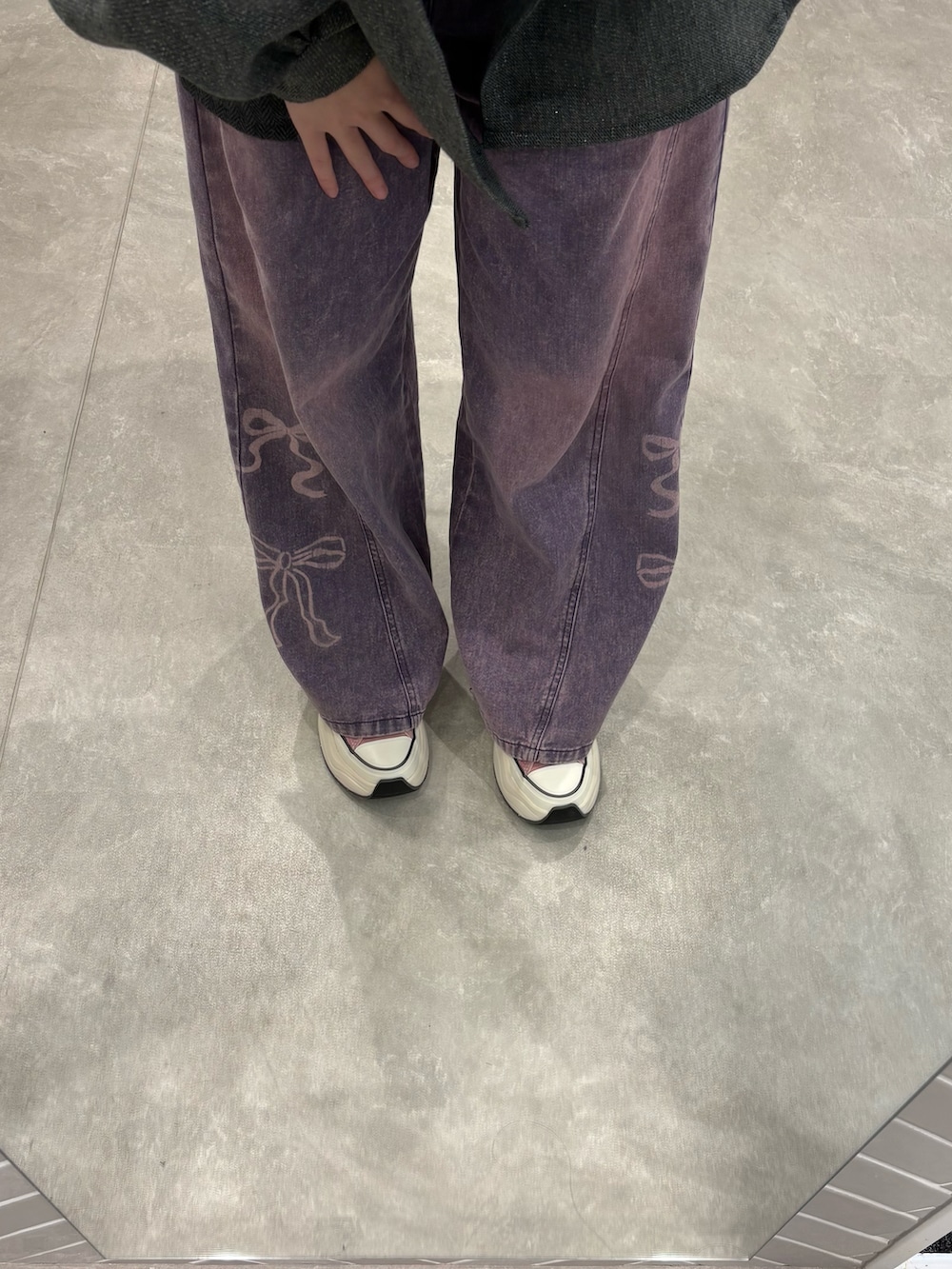 ピンク系のスニーカー、パープル系のデニムパンツ、グレー系のジャケット/アウターを着用したレディースの冬コーディネートの3枚目の写真