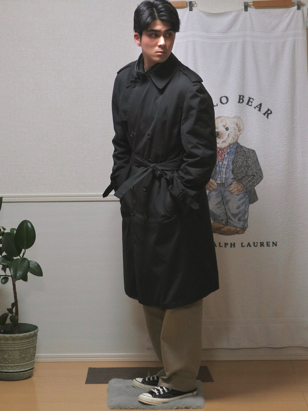 「冬コーデ、ホワイトコーデ、クリスマスに着たい服、マイベストコーデ2024、シンプルスタイル、メンズファッション、ブラックコーデ、デニム、きれいめカジュアル」｜「LONDONFOGのアイテム（トレンチコート、ブラック系）」を使った、harutakaさん（骨格ウェーブ・メンズ・180cm）の冬コーディネートの2枚目の写真