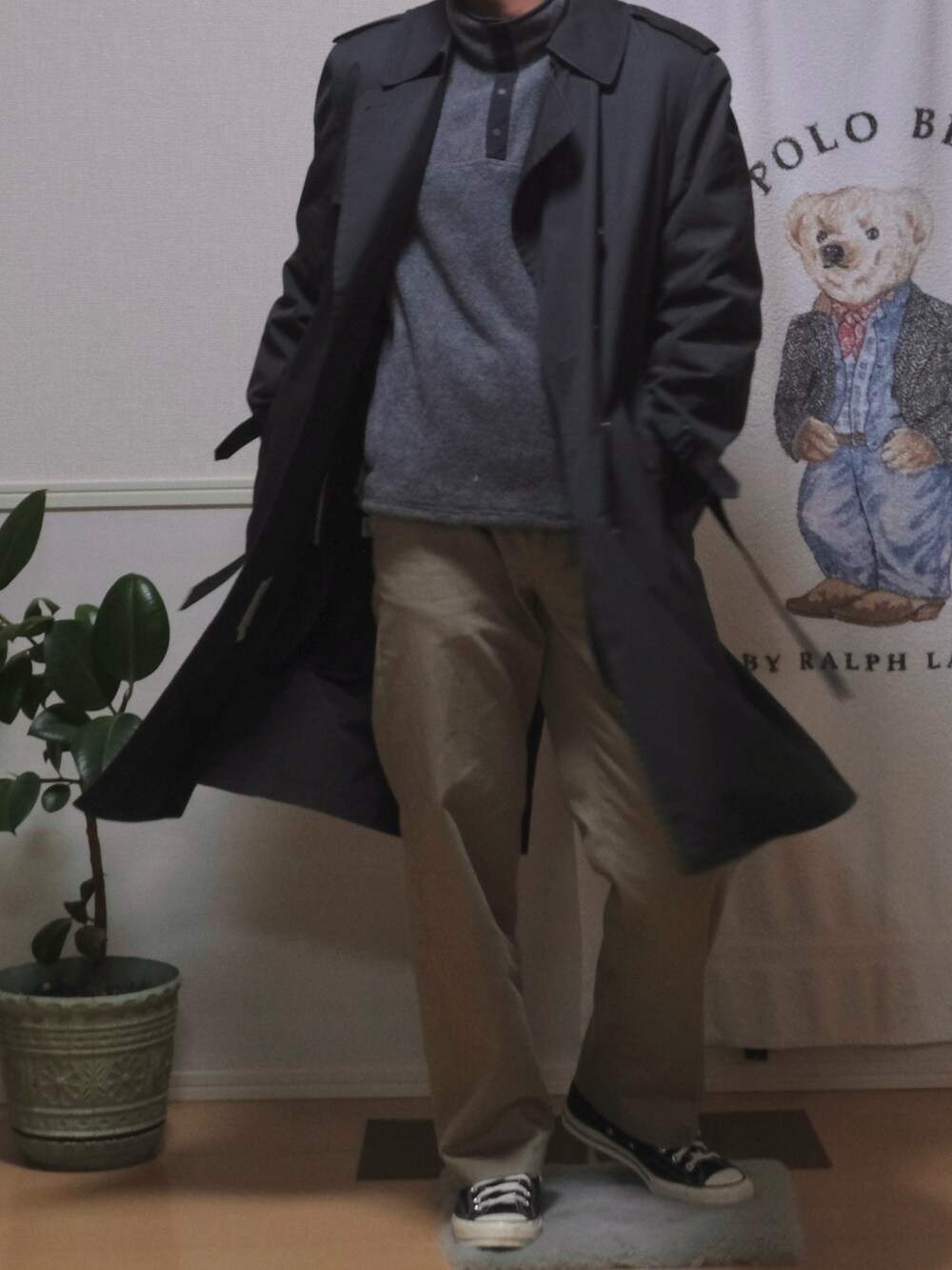 「冬コーデ、ホワイトコーデ、クリスマスに着たい服、マイベストコーデ2024、シンプルスタイル、メンズファッション、ブラックコーデ、デニム、きれいめカジュアル」｜「LONDONFOGのアイテム（トレンチコート、ブラック系）」を使った、harutakaさん（骨格ウェーブ・メンズ・180cm）の冬コーディネートの3枚目の写真