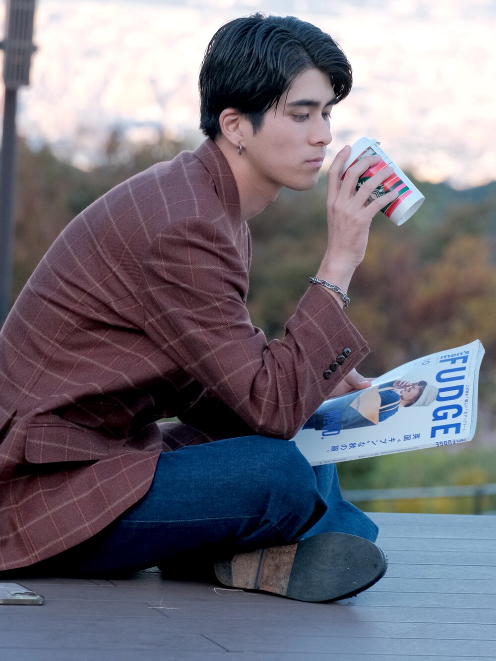 「スタバ、メンズファッジ、Wrangler、ジャケット、GHBASS、きれいめカジュアル、綺麗めコーデ、タッセルローファー、ジャケットスタイル、海外系ファッション、公園、公園スタイル、古着MIX、日常に魔法を、ブラウン」｜「usedのアイテム（テーラードジャケット、ブラウン系）」を使った、harutakaさん（骨格ウェーブ・メンズ・180cm）の秋コーディネートの2枚目の写真
