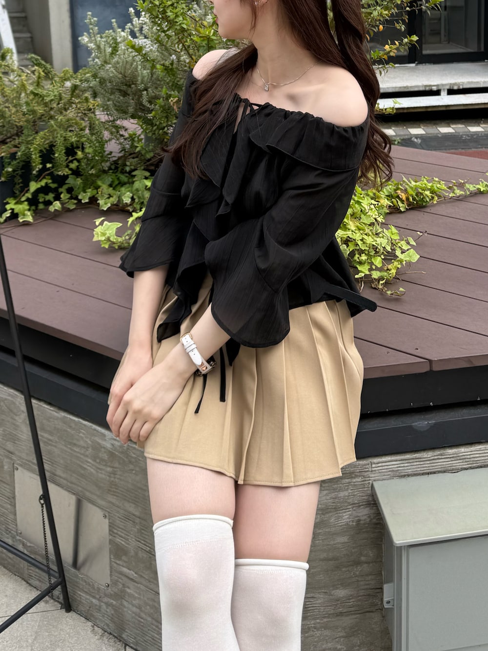 ブラック系のシャツ/ブラウスを着用したレディースの春コーディネートの2枚目の写真