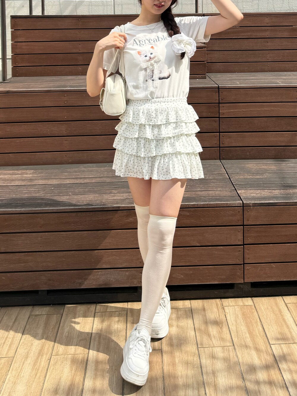 その他のTシャツ/カットソー、ホワイト系のスカートを着用したレディースの春コーディネートの3枚目の写真