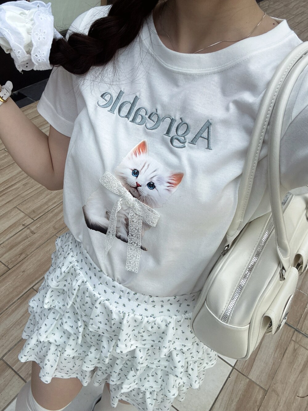 その他のTシャツ/カットソー、ホワイト系のスカートを着用したレディースの春コーディネートの2枚目の写真
