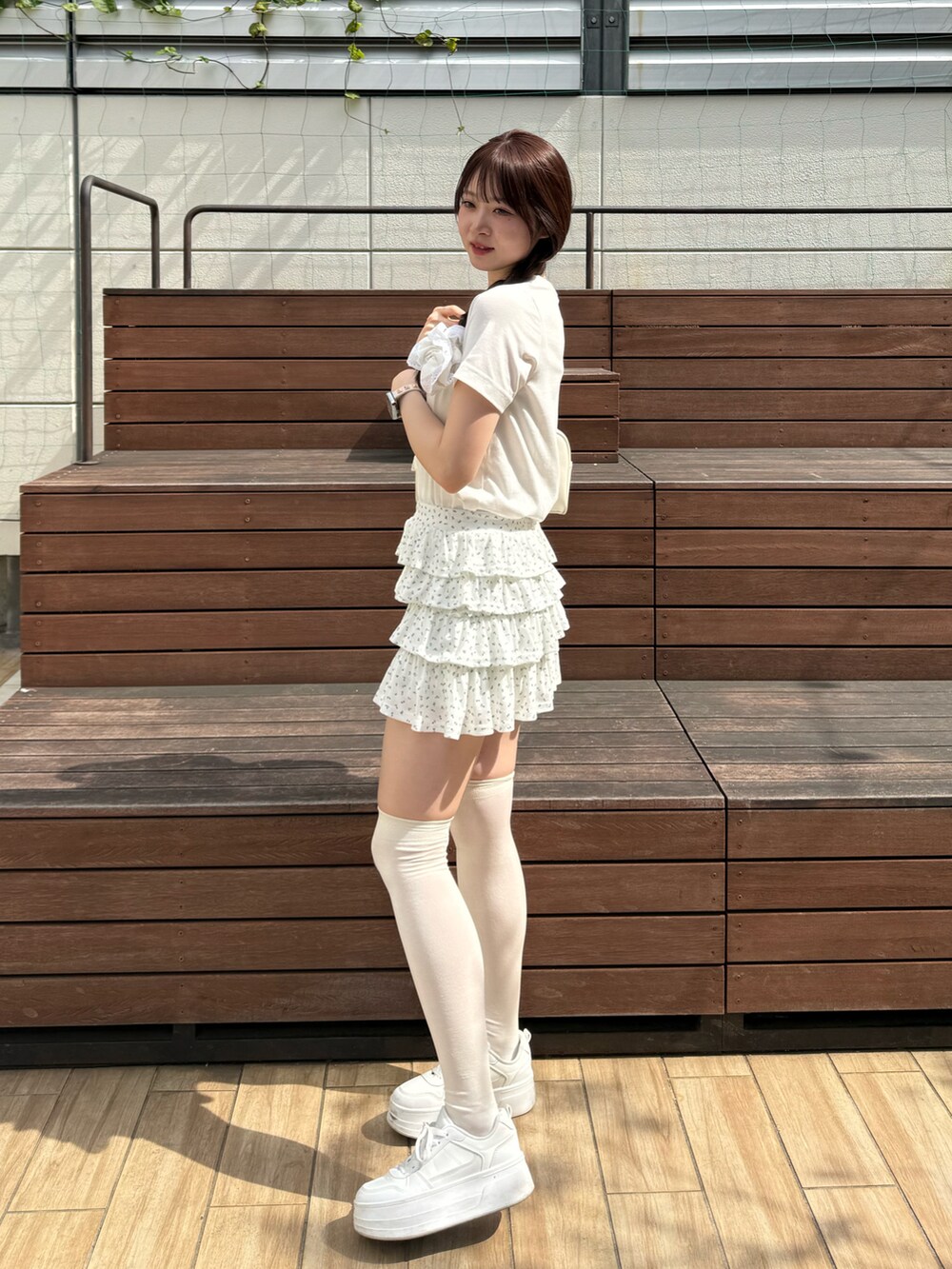 その他のTシャツ/カットソー、ホワイト系のスカートを着用したレディースの春コーディネートの5枚目の写真
