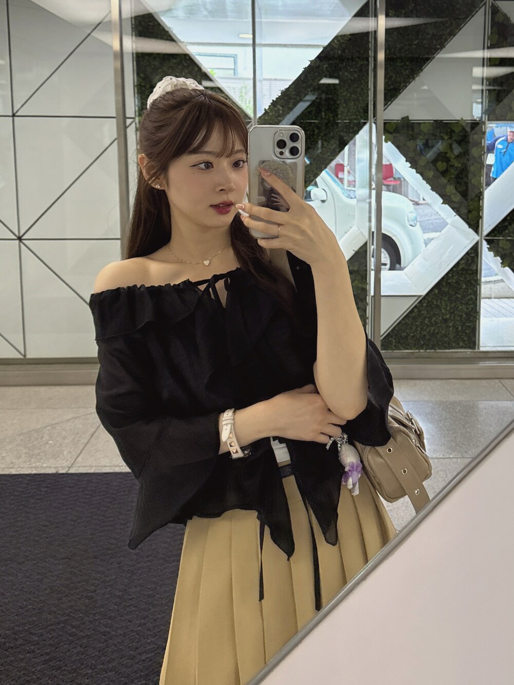 ブラック系のシャツ/ブラウスを着用したレディースの春コーディネートの5枚目の写真