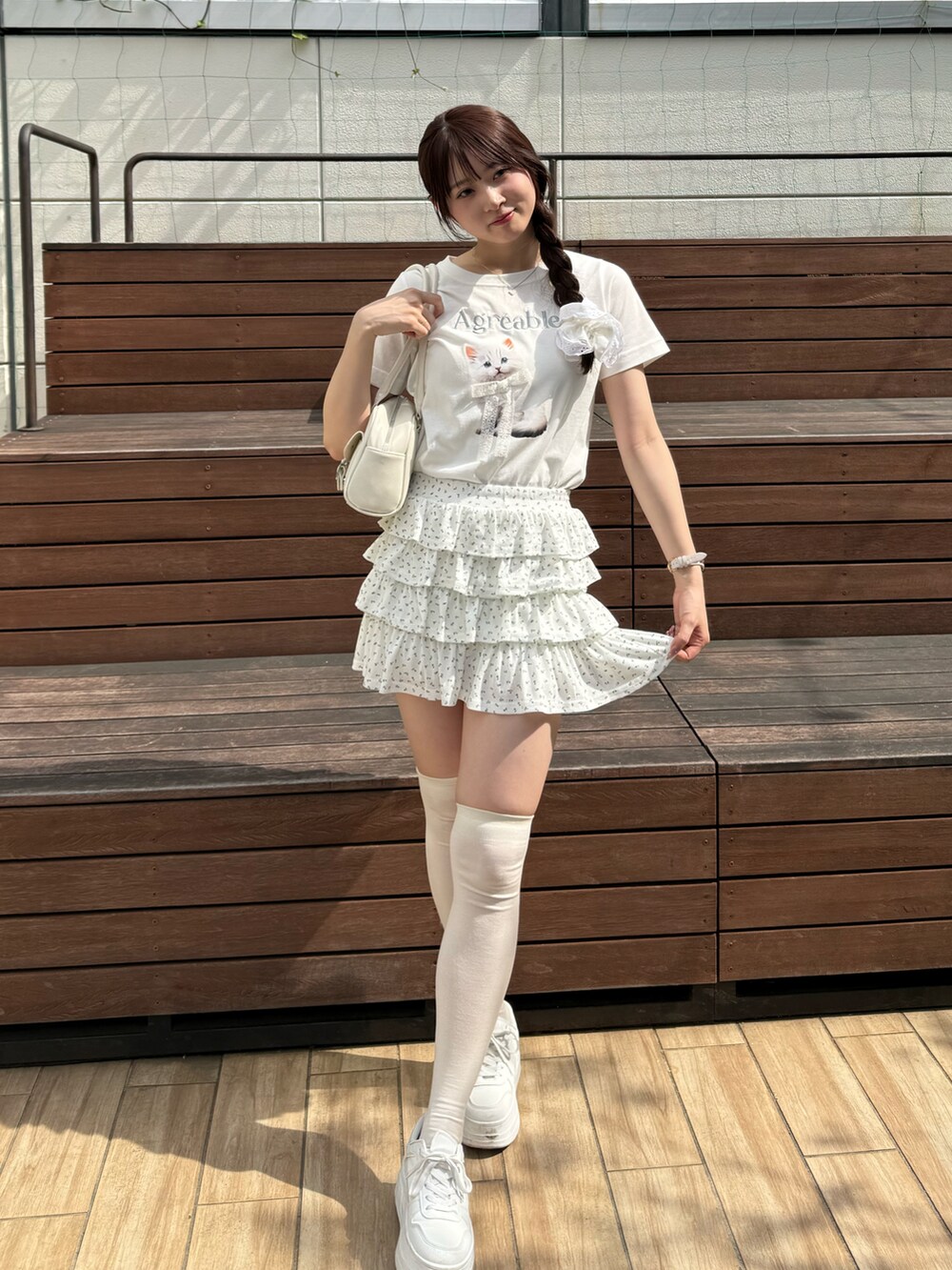 その他のTシャツ/カットソー、ホワイト系のスカートを着用したレディースの春コーディネートの4枚目の写真