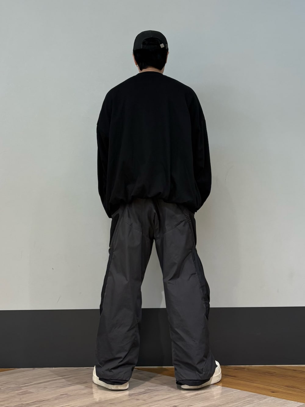 「LHP、LHP新宿」｜「DANKE SCHONのDankeSchon/ダンケシェーン/BALLOON CREWNECK（スウェット、ブラック系）」を使った、amonさん（メンズ・170cm）の秋コーディネートの2枚目の写真