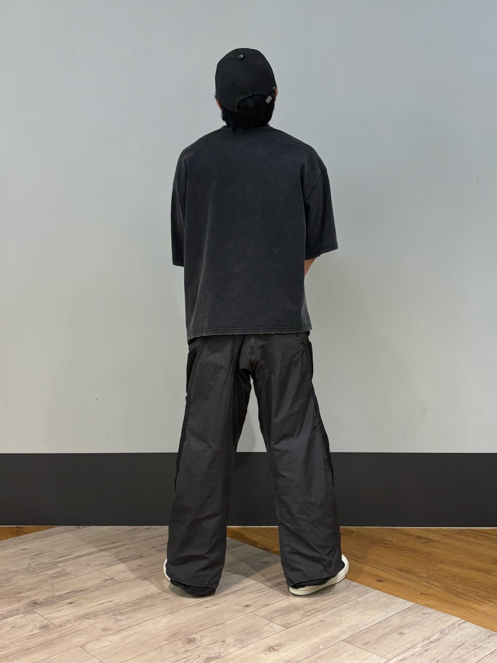 「LHP、LHP新宿」｜「DANKE SCHONのDankeSchon/ダンケシェーン/GRADATION CHEMICAL TEE BAKERSFIELD（Tシャツ/カットソー、ブラック系）」を使った、amonさん（メンズ・170cm）の夏コーディネートの2枚目の写真