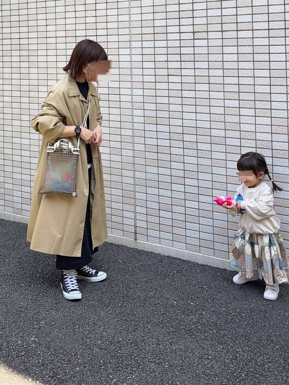 「春コーデ、ステンカラーコート、スウェット、ブラックコーデ、春アウター、コンバース、親子コーデ、お出かけコーデ、ママファッション、150cm台コーデ、骨格ナチュラル、ショルダーバッグ」｜「FASHIRUのアイテム（ステンカラーコート、ベージュ系）」を使った、あおちゃそさん（レディース・151cm）の春コーディネートの2枚目の写真