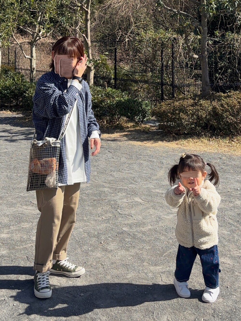 ブルー系のシャツ/ブラウス、ホワイト系のTシャツ/カットソー、グリーン系のスニーカーを着用したレディースの冬コーディネートの3枚目の写真