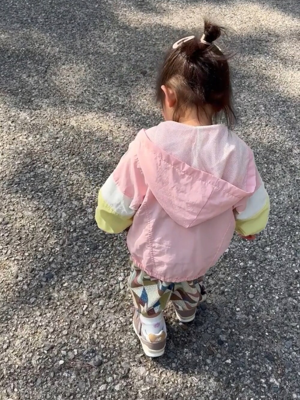 ピンク系のジャケット/アウター、その他のオールインワン・サロペット、ベージュ系のスニーカーを着用したキッズの春コーディネートの2枚目の写真