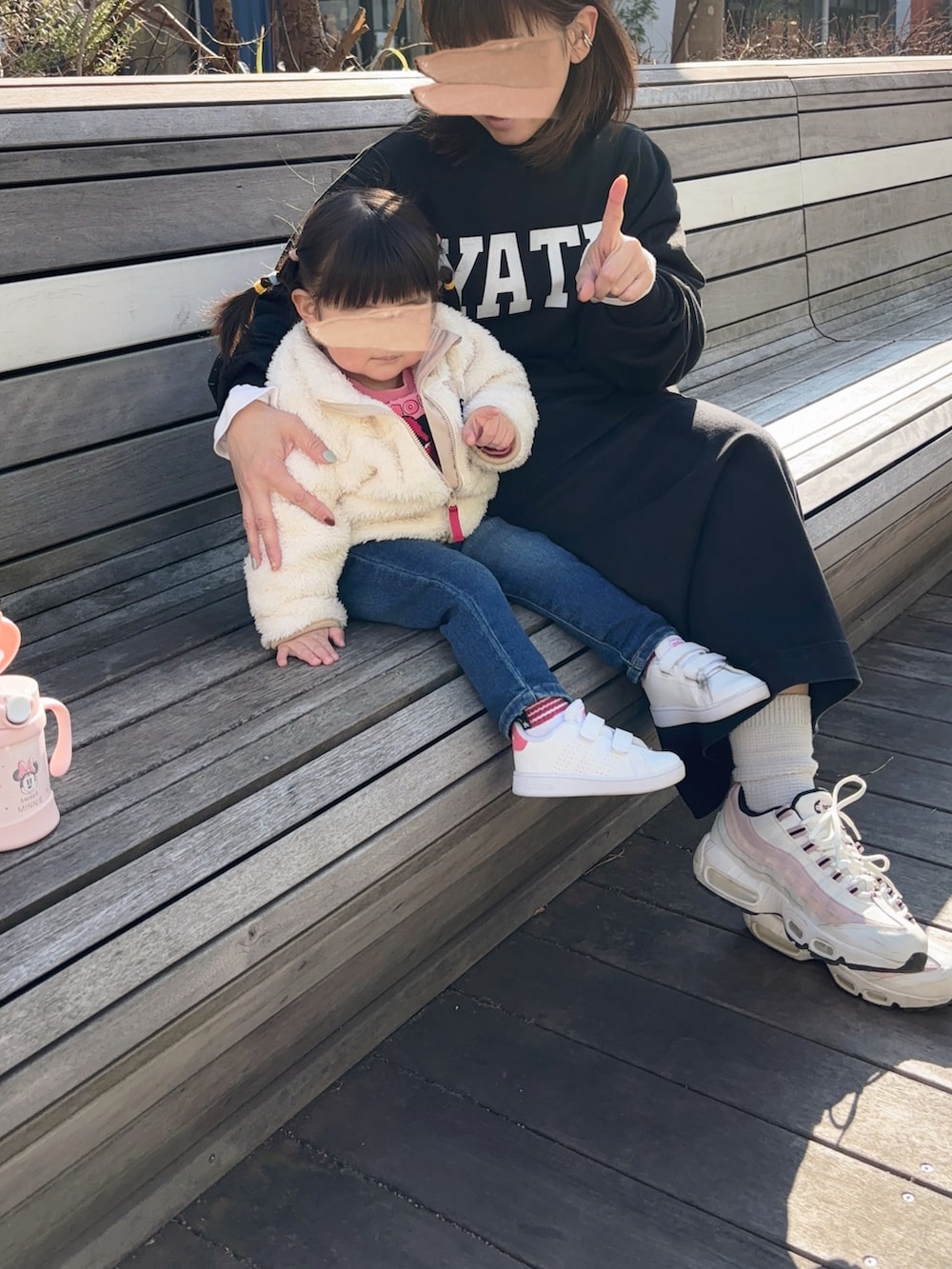 ブラック系のスウェット、ホワイト系のバックパック/リュック、ブラック系のスカートを着用したレディースの冬コーディネートの4枚目の写真