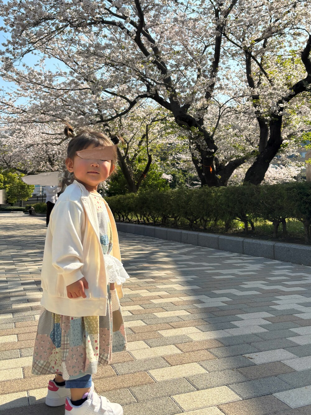 その他のワンピース/ドレス、ホワイト系のパンツ、ホワイト系のスニーカーを着用したキッズの春コーディネートの3枚目の写真