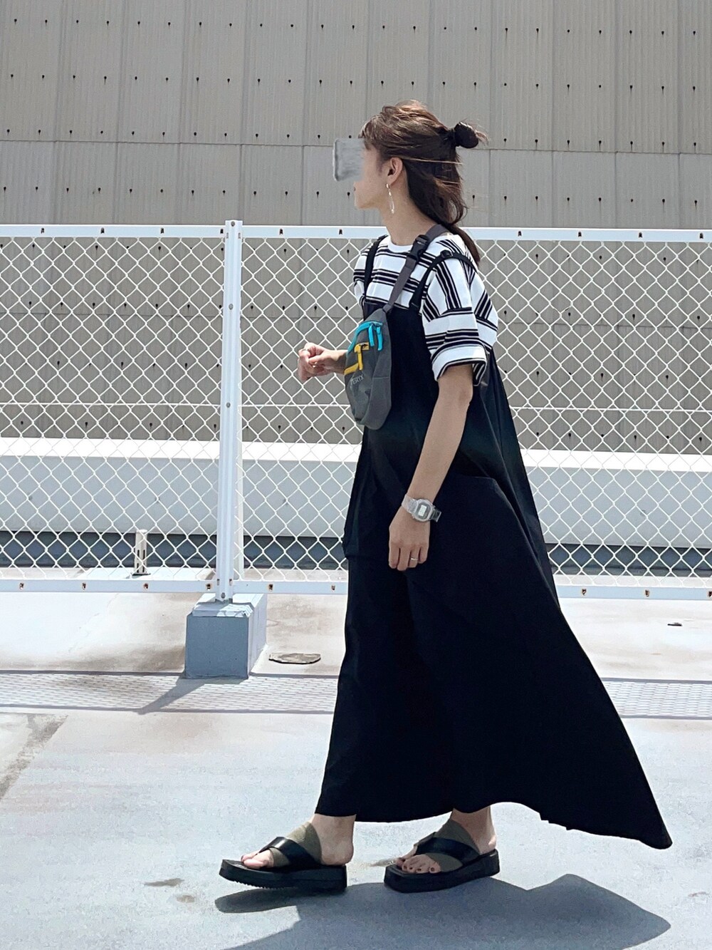 ホワイト系のTシャツ/カットソー、グレー系のボディバッグ/ウエストポーチ、ブラック系のサンダルを着用したレディースの春コーディネートの2枚目の写真