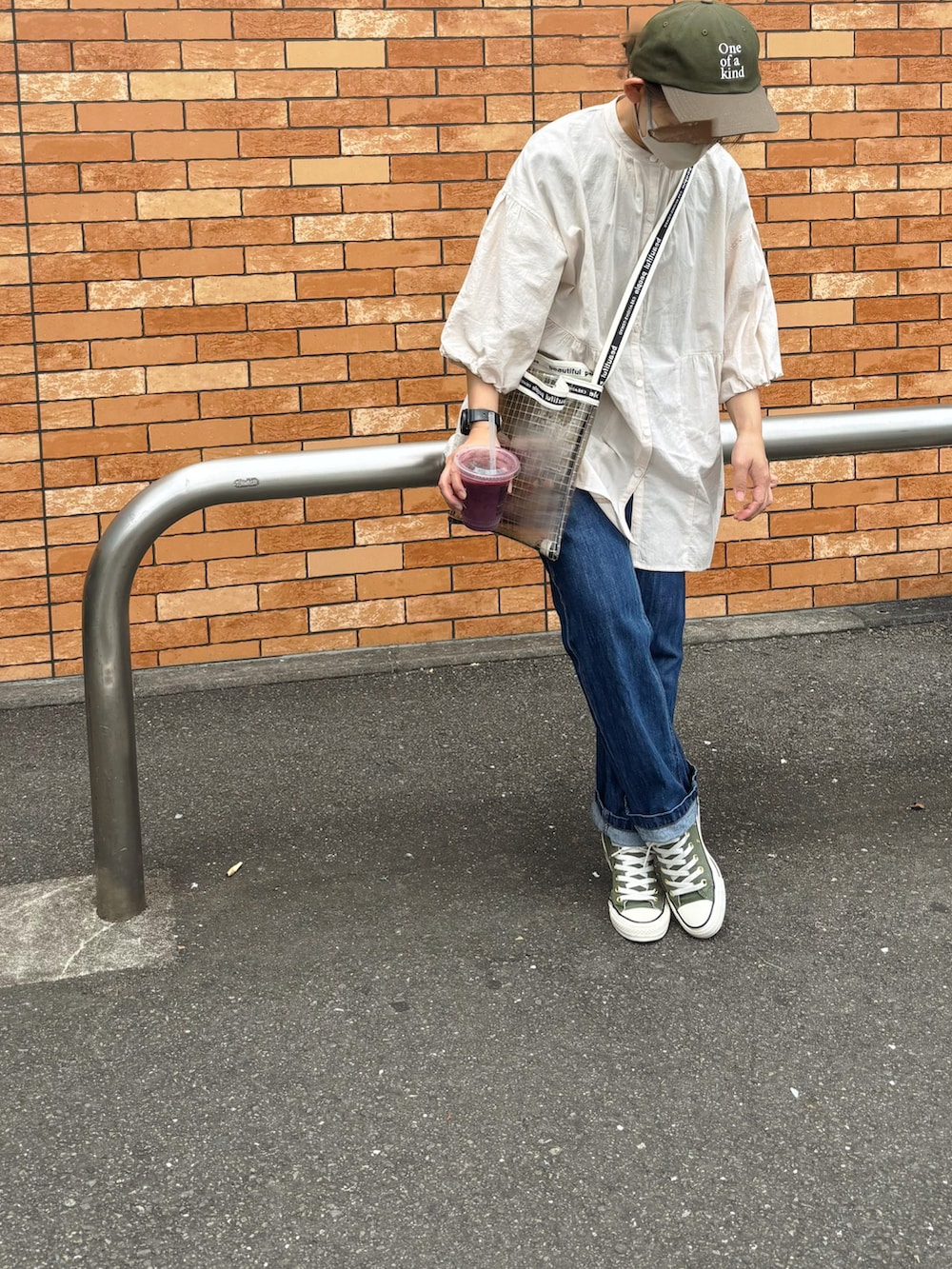 ベージュ系のシャツ/ブラウス、ブラック系のハンドバッグ、ブルー系のデニムパンツを着用したレディースの夏コーディネートの2枚目の写真