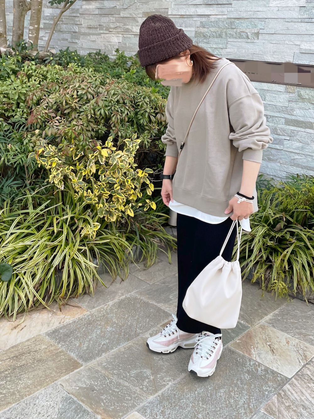 ブラウン系のその他トップス、ブラック系のスカート、ホワイト系のショルダーバッグを着用したレディースの冬コーディネートの4枚目の写真