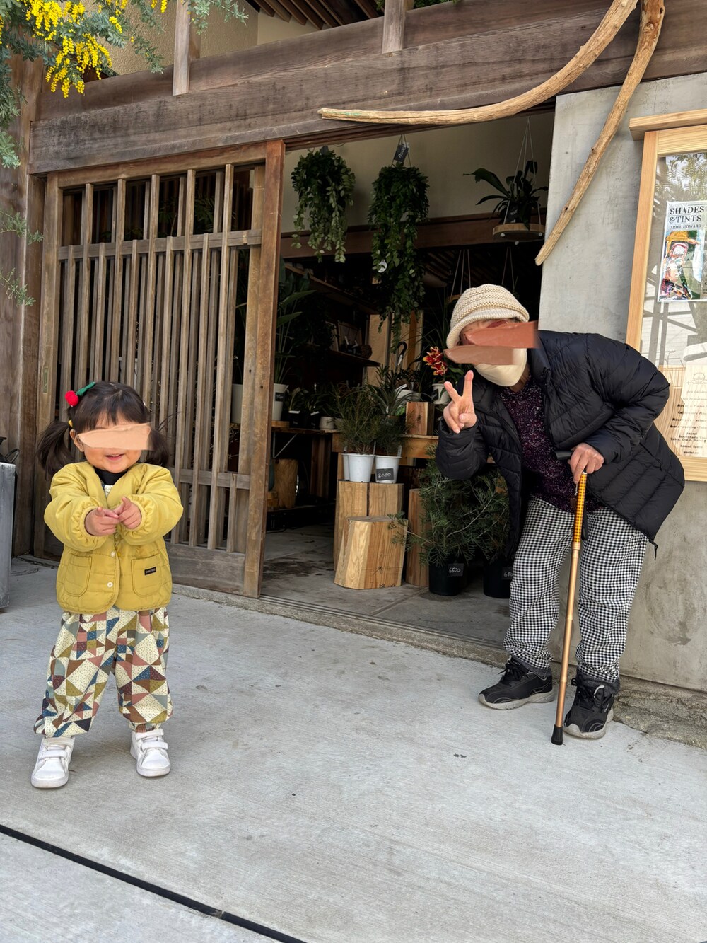 イエロー系のブルゾン、その他のオールインワン・サロペット、ホワイト系のスニーカーを着用したキッズの春コーディネートの2枚目の写真