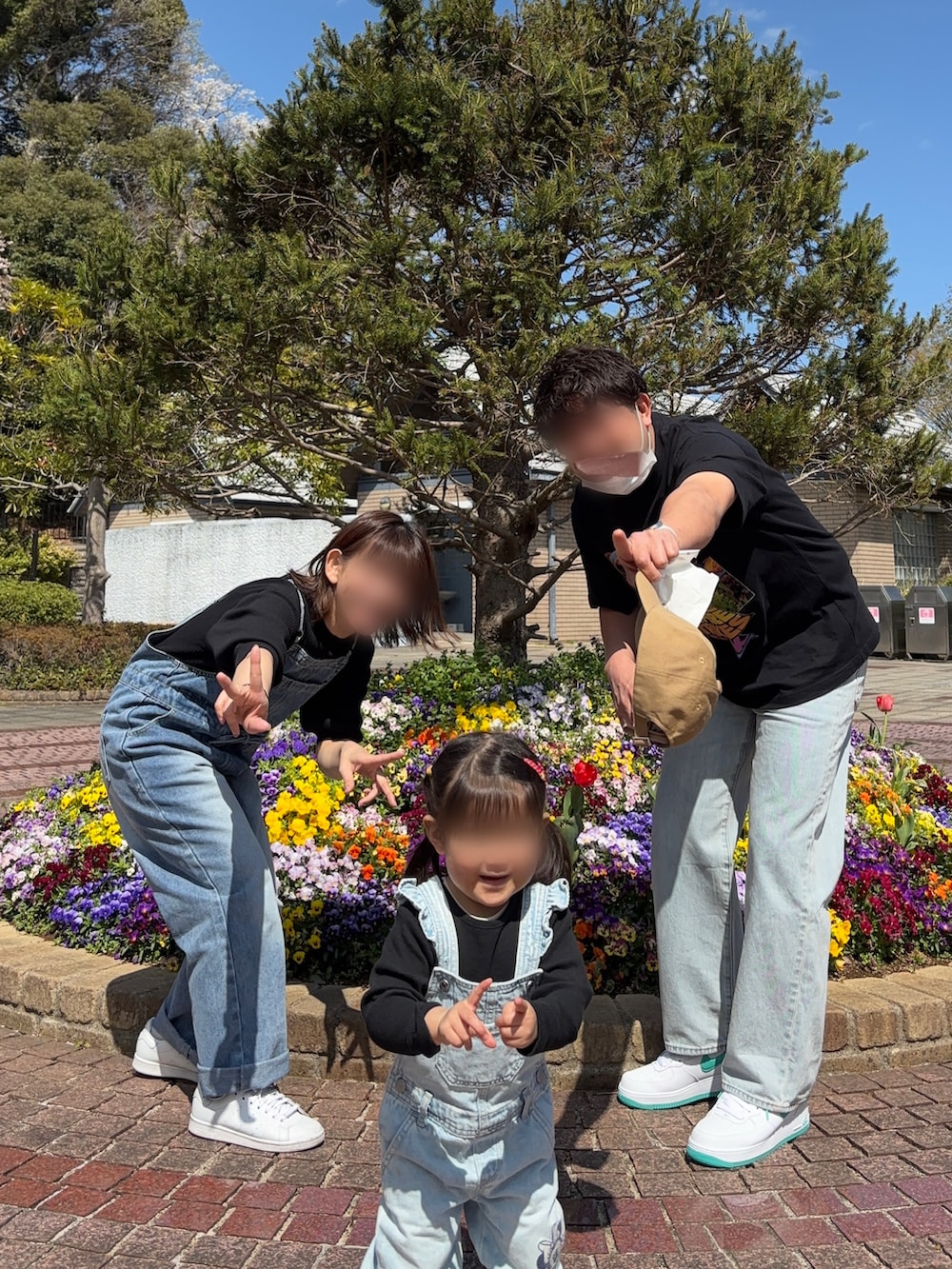 ブルー系のサロペット/オーバーオール、ブラック系のTシャツ/カットソー、ブラック系のエコバッグ/サブバッグを着用したレディースの春コーディネートの3枚目の写真