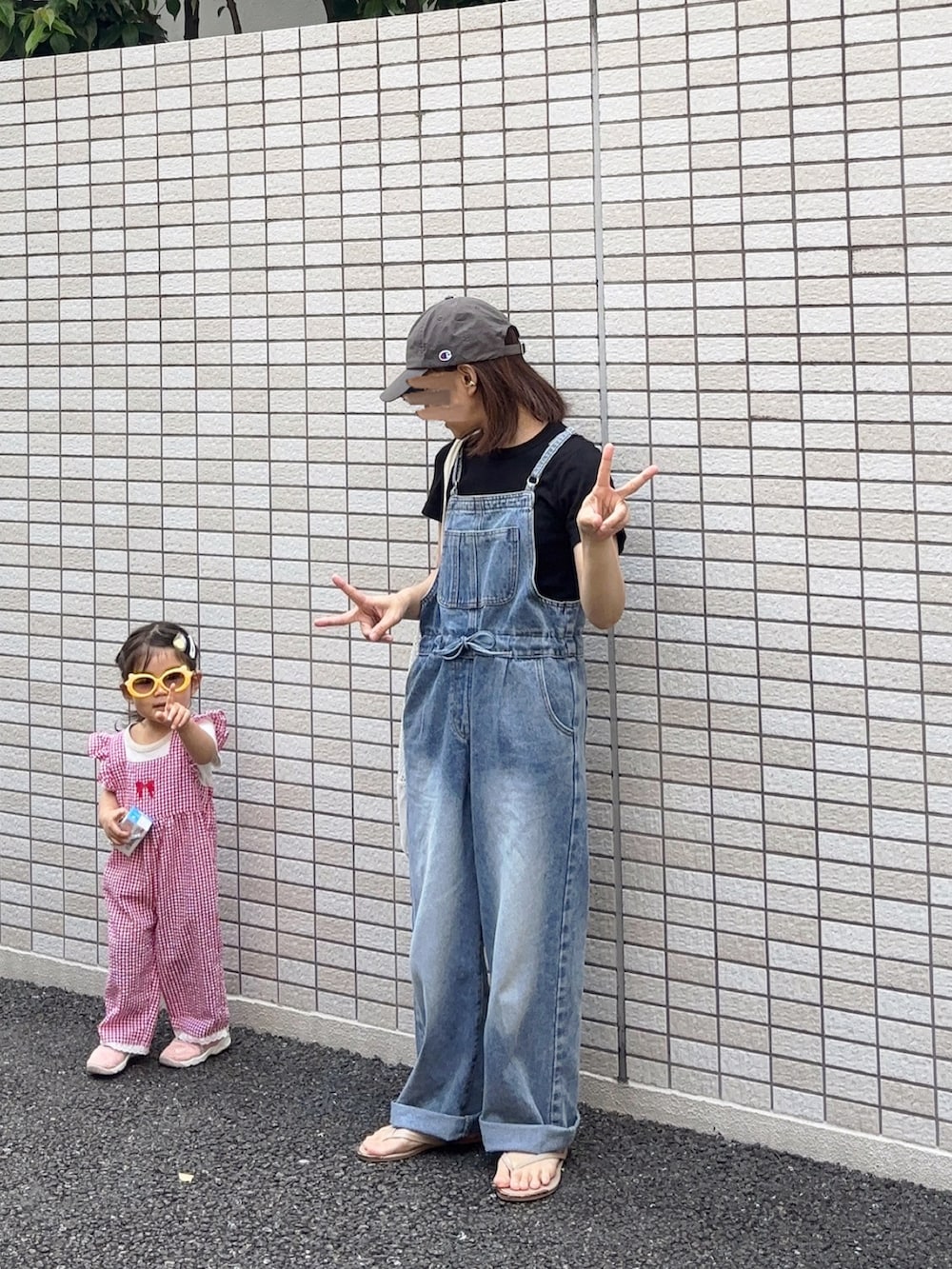 ピンク系のスニーカー、ブルー系のサロペット/オーバーオール、ホワイト系のトートバッグを着用したレディースの夏コーディネートの2枚目の写真