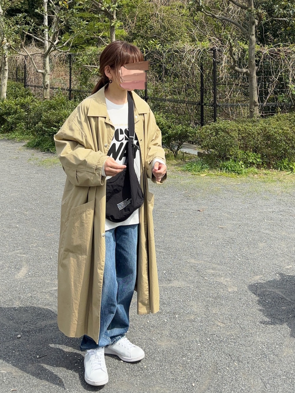ホワイト系のスニーカー、ブラック系のショルダーバッグ、ホワイト系のTシャツ/カットソーを着用したレディースの春コーディネートの2枚目の写真