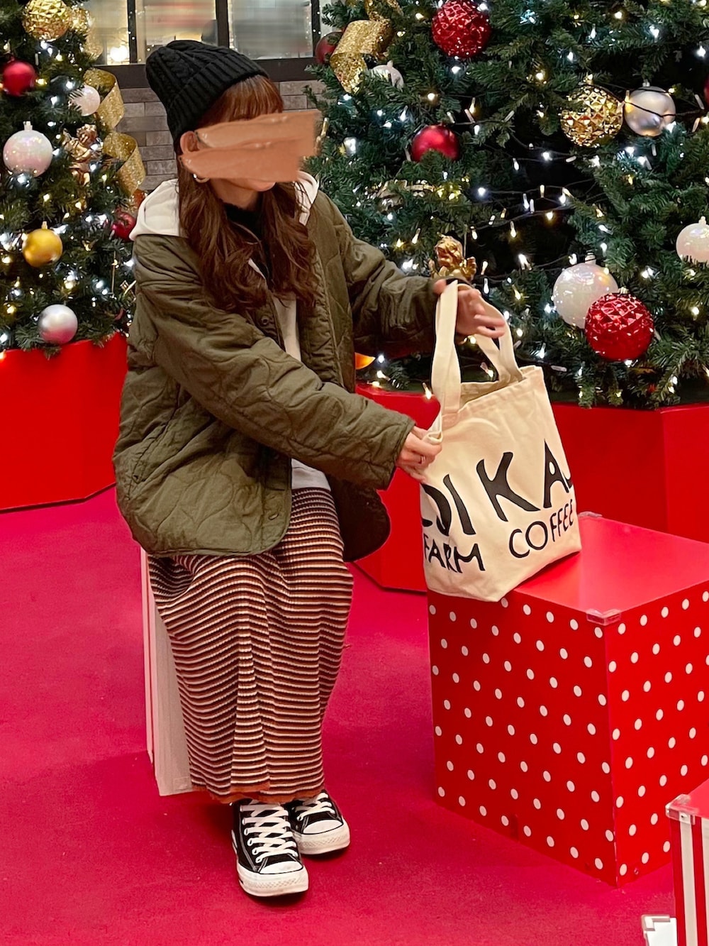 ブラック系のTシャツ/カットソー、グレー系のTシャツ/カットソー、グリーン系のブルゾンを着用したレディースの秋コーディネートの2枚目の写真