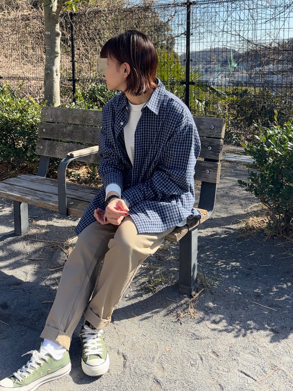 ブルー系のシャツ/ブラウス、ホワイト系のTシャツ/カットソー、グリーン系のスニーカーを着用したレディースの冬コーディネートの2枚目の写真