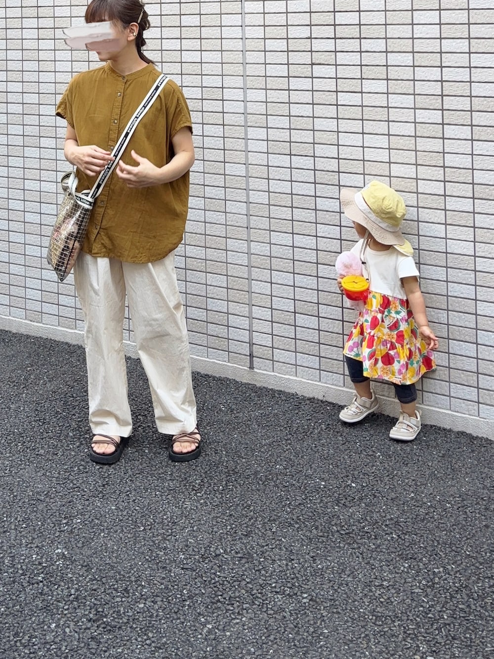 ホワイト系のその他パンツ、ベージュ系のサンダル、ブラック系のハンドバッグを着用したレディースの夏コーディネートの2枚目の写真