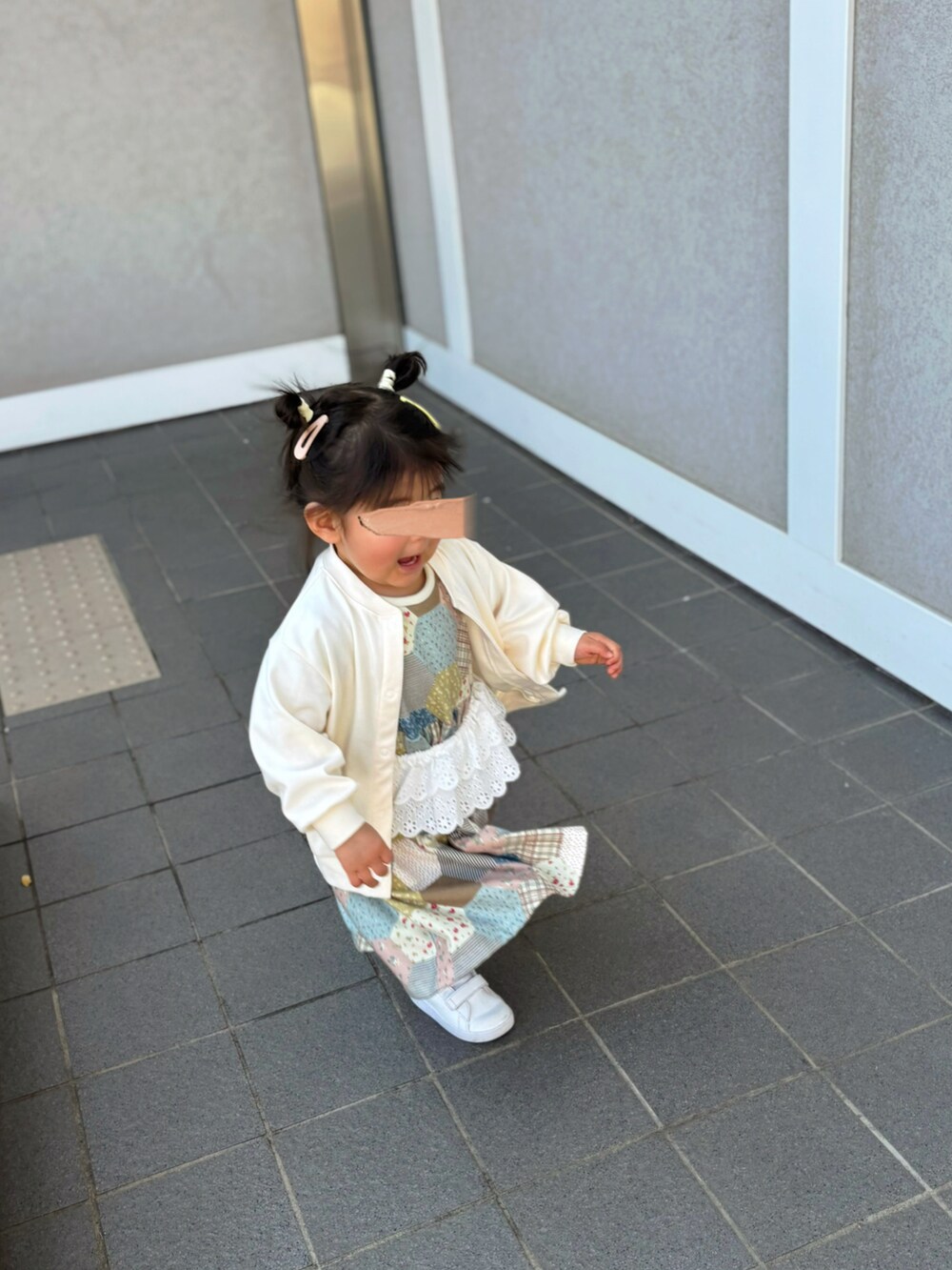 その他のワンピース/ドレス、ホワイト系のパンツ、ホワイト系のスニーカーを着用したキッズの春コーディネートの2枚目の写真