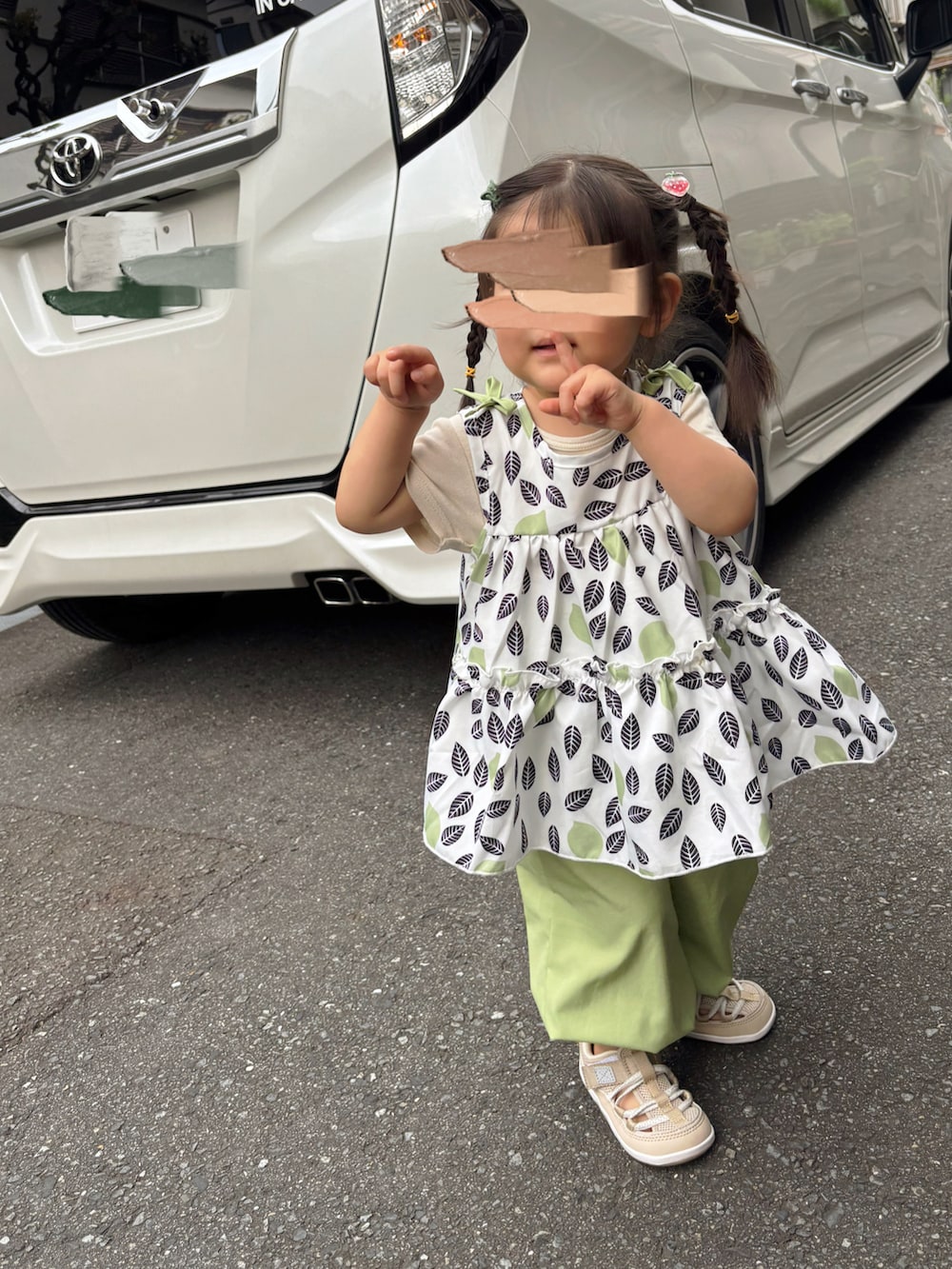 ベージュ系のサンダル、ベージュ系のキャップを着用したキッズの秋コーディネートの2枚目の写真