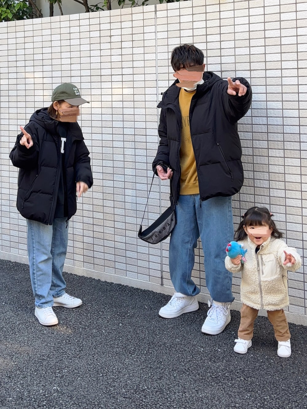 ブラック系のジャケット/アウター、ブラック系のスウェット、ホワイト系のスニーカーを着用したレディースの冬コーディネートの2枚目の写真