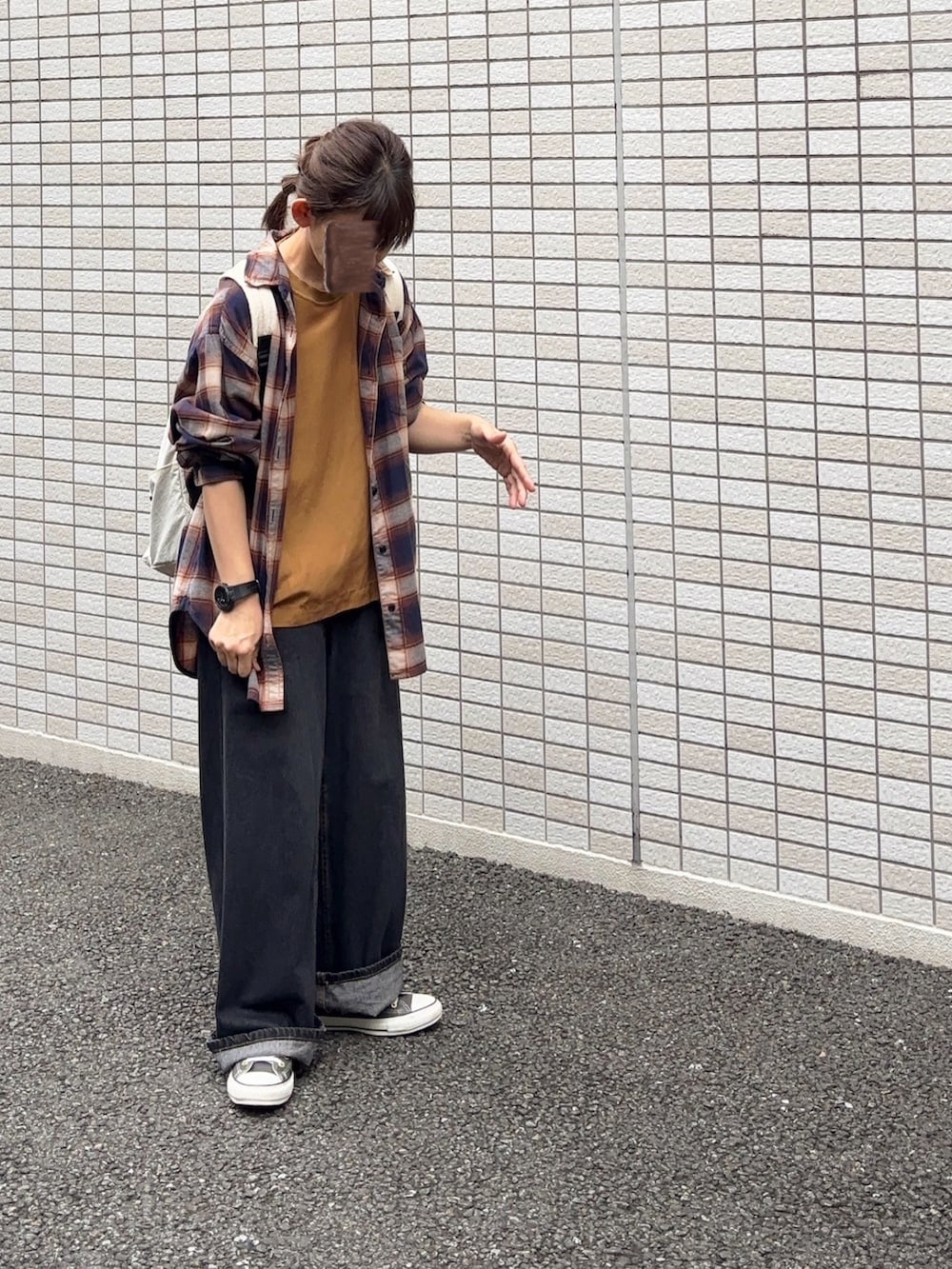 ブラック系のデニムパンツ、グレー系のスニーカー、ブルー系のシャツ/ブラウスを着用したレディースの秋コーディネートの2枚目の写真