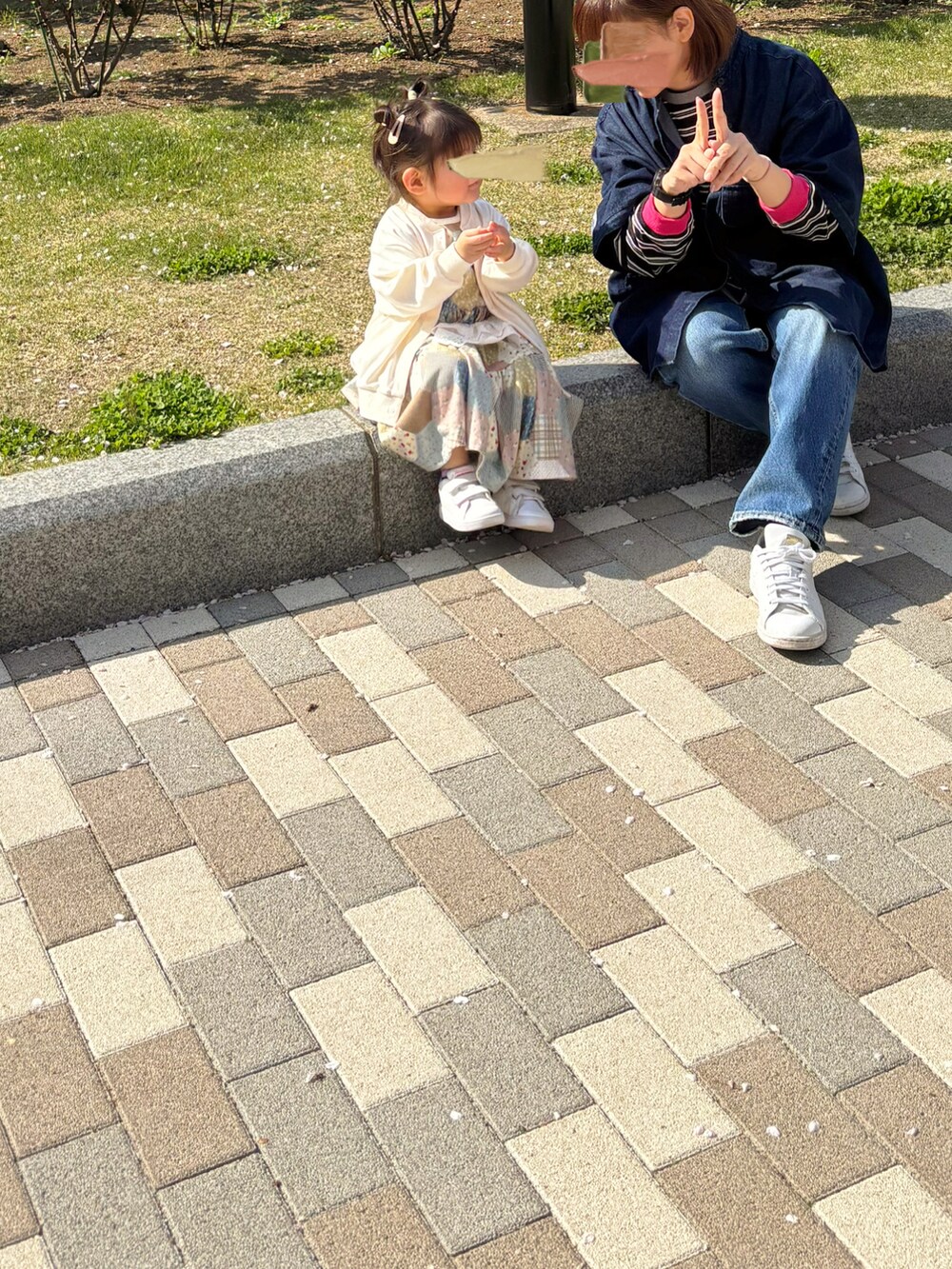 その他のワンピース/ドレス、ホワイト系のパンツ、ホワイト系のスニーカーを着用したキッズの春コーディネートの4枚目の写真