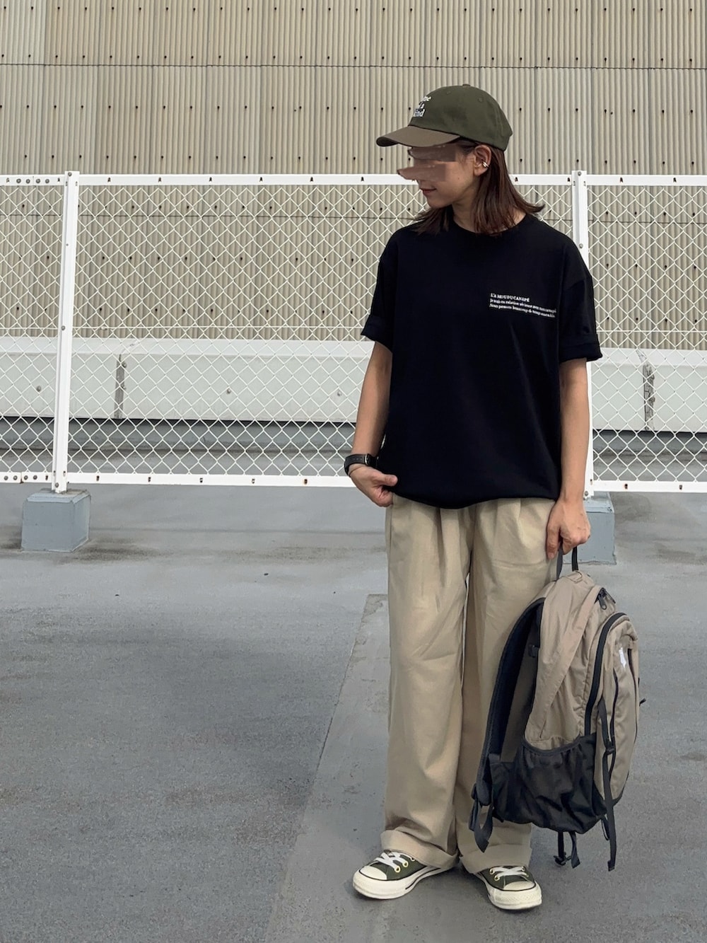 ブラック系のTシャツ/カットソー、ベージュ系のその他パンツ、ベージュ系のバックパック/リュックを着用したレディースの秋コーディネートの2枚目の写真