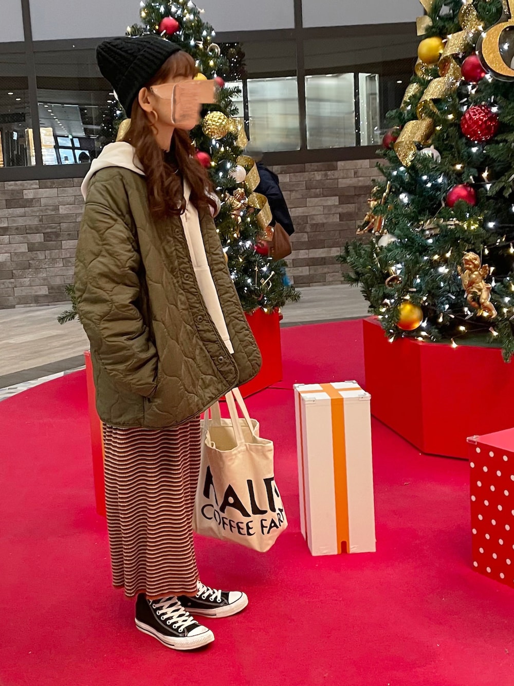 ブラック系のTシャツ/カットソー、グレー系のTシャツ/カットソー、グリーン系のブルゾンを着用したレディースの秋コーディネートの3枚目の写真