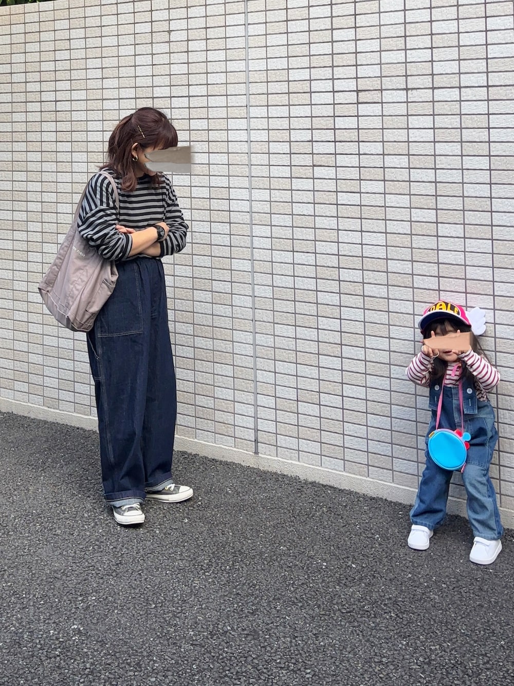 グレー系のスニーカー、ブルー系のその他パンツ、ブラック系のTシャツ/カットソーを着用したレディースの秋コーディネートの2枚目の写真