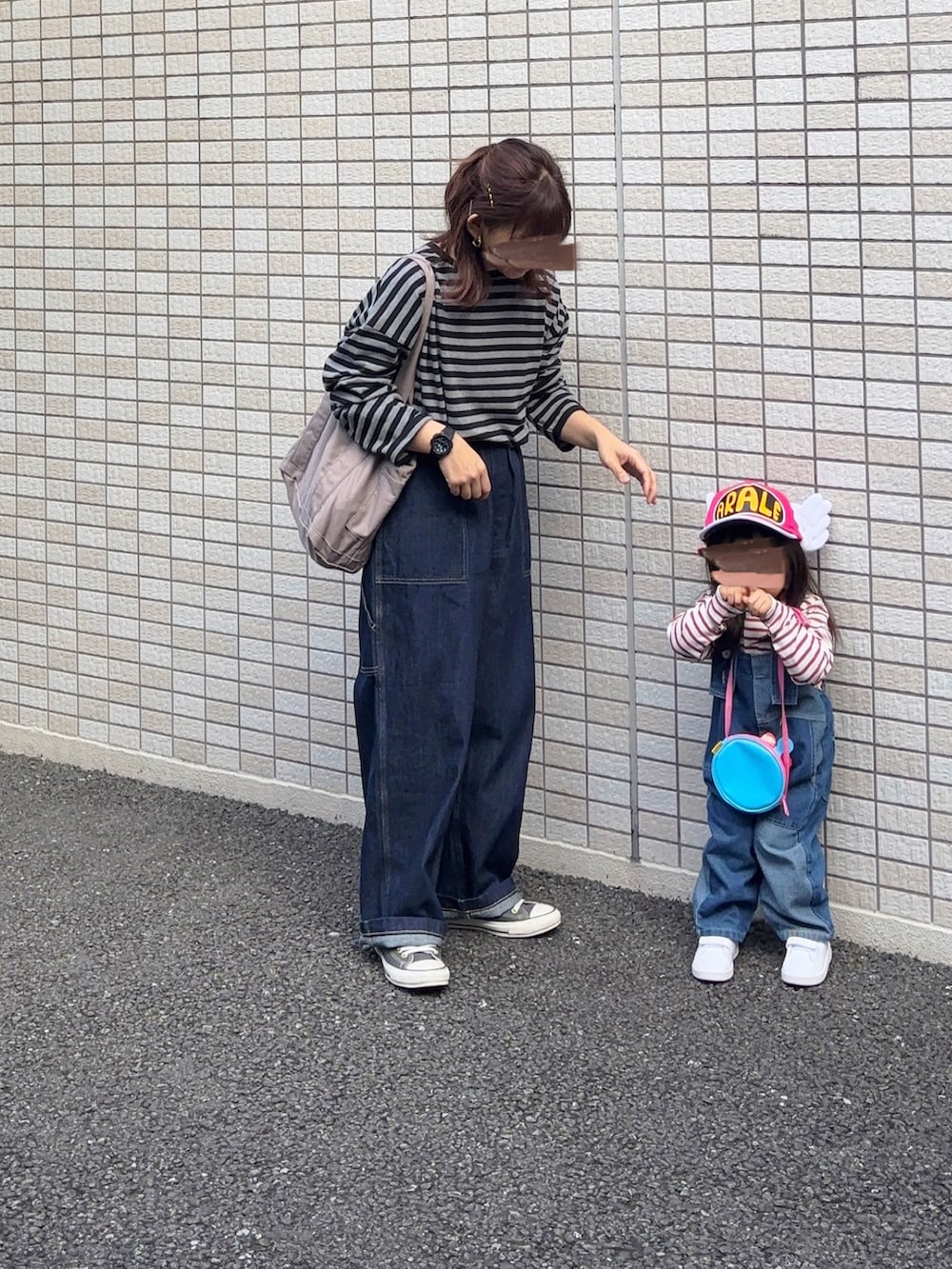 グレー系のスニーカー、ブルー系のその他パンツ、ブラック系のTシャツ/カットソーを着用したレディースの秋コーディネートの3枚目の写真