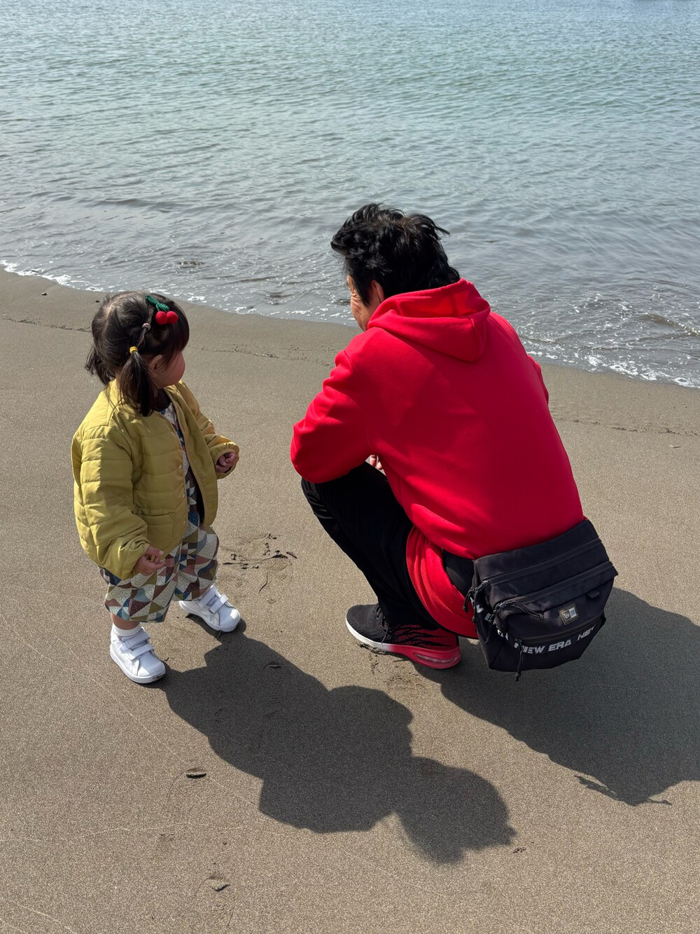 イエロー系のブルゾン、その他のオールインワン・サロペット、ホワイト系のスニーカーを着用したキッズの春コーディネートの3枚目の写真