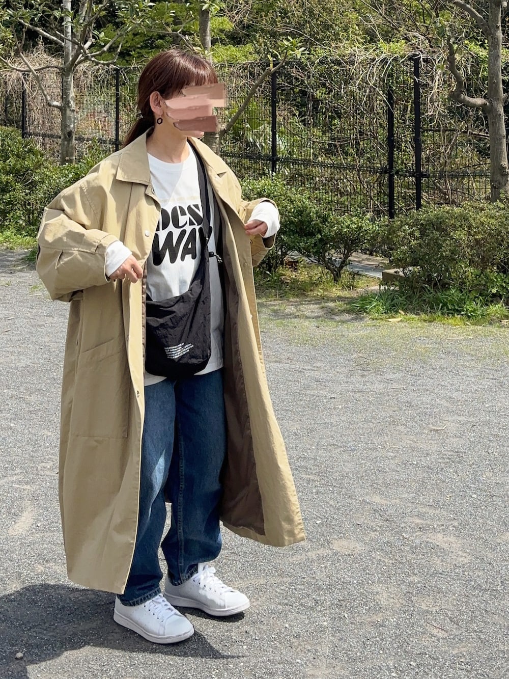 ホワイト系のスニーカー、ブラック系のショルダーバッグ、ホワイト系のTシャツ/カットソーを着用したレディースの春コーディネートの3枚目の写真