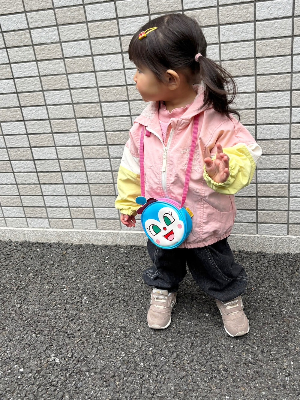 「デニムジャケット、パーカー、イエロー、春コーデ、デニムコーデ、1歳9ヶ月、ママコーデ、親子コーデ、スニーカーコーデ、キッズコーデ、ピンクコーデ、ベビーコーデ、ショルダーバッグ」｜「Russell AthleticのRUSSELL ATHLETIC/別注 CVC Sweat Hoodie（パーカー、ベージュ系）」を使った、あおちゃそさん（レディース・151cm）の春コーディネートの2枚目の写真