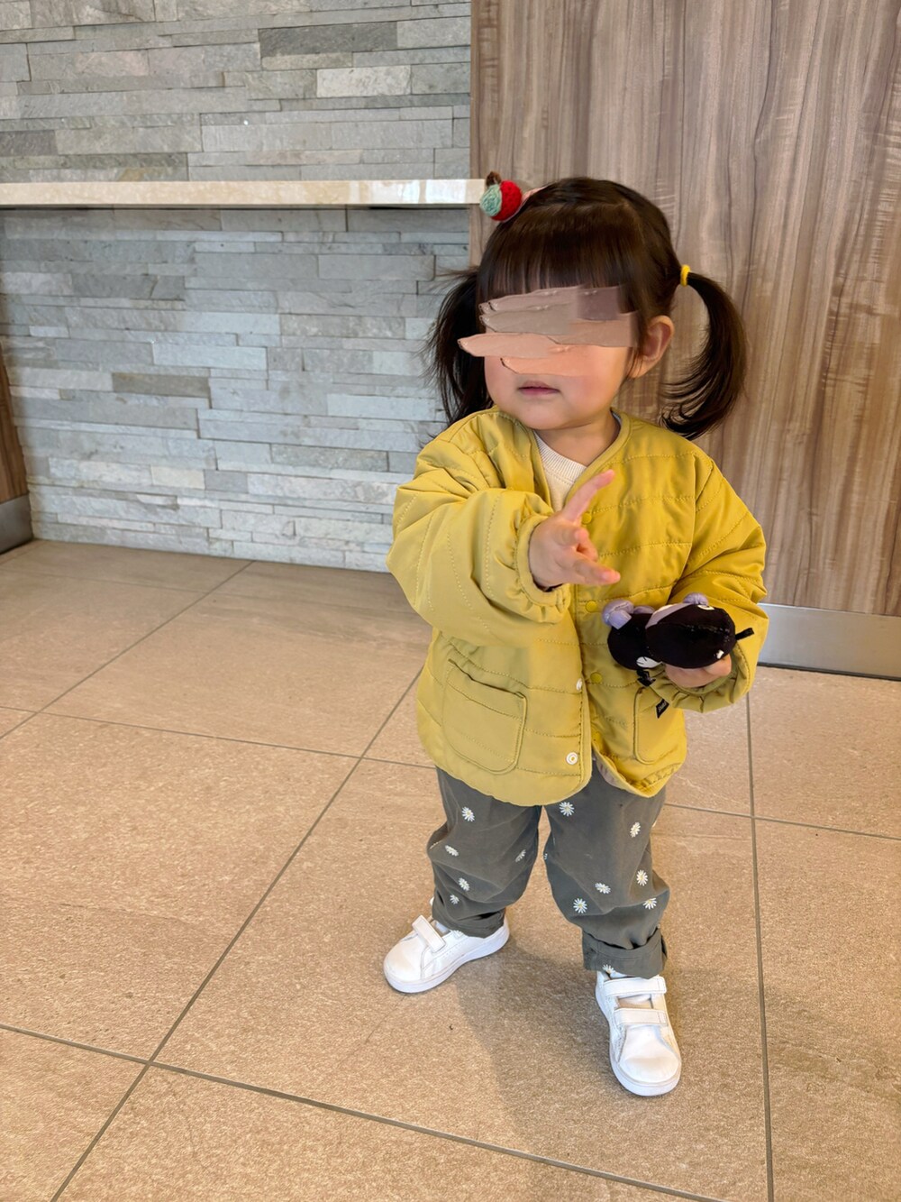 イエロー系のブルゾン、その他のオールインワン・サロペット、ホワイト系のスニーカーを着用したキッズの春コーディネートの5枚目の写真