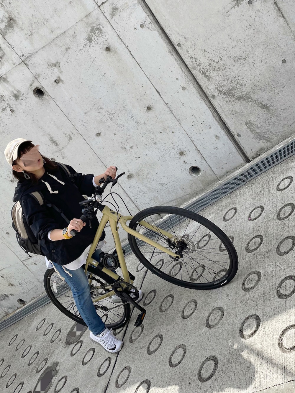 ブラック系のブルゾン、ベージュ系のバックパック/リュック、ホワイト系のTシャツ/カットソーを着用したレディースの春コーディネートの2枚目の写真