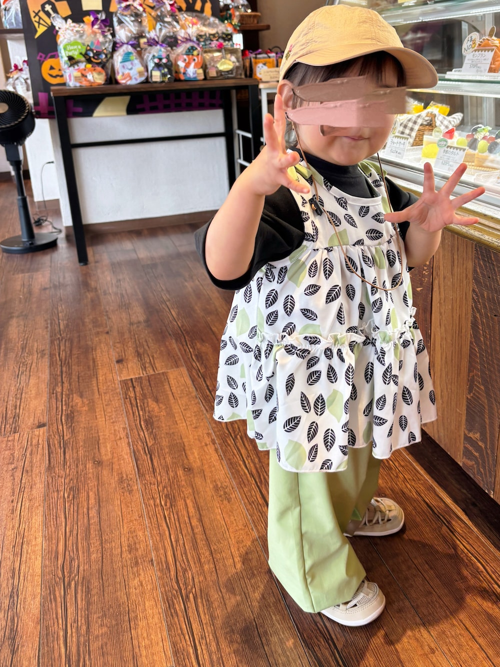 ベージュ系のサンダル、ベージュ系のキャップを着用したキッズの秋コーディネートの3枚目の写真