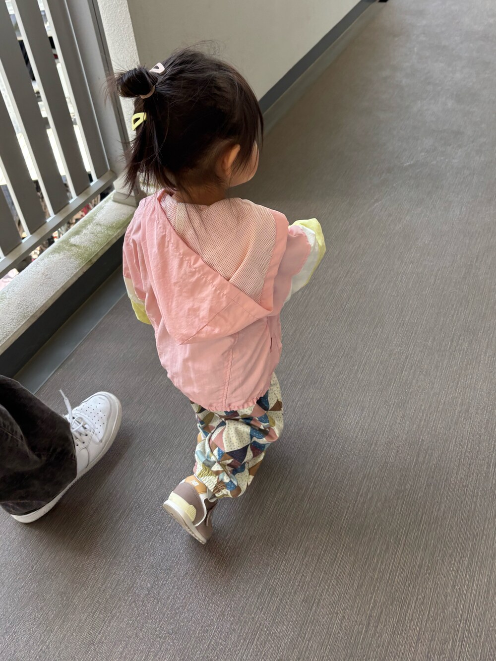 ピンク系のジャケット/アウター、その他のオールインワン・サロペット、ベージュ系のスニーカーを着用したキッズの春コーディネートの3枚目の写真