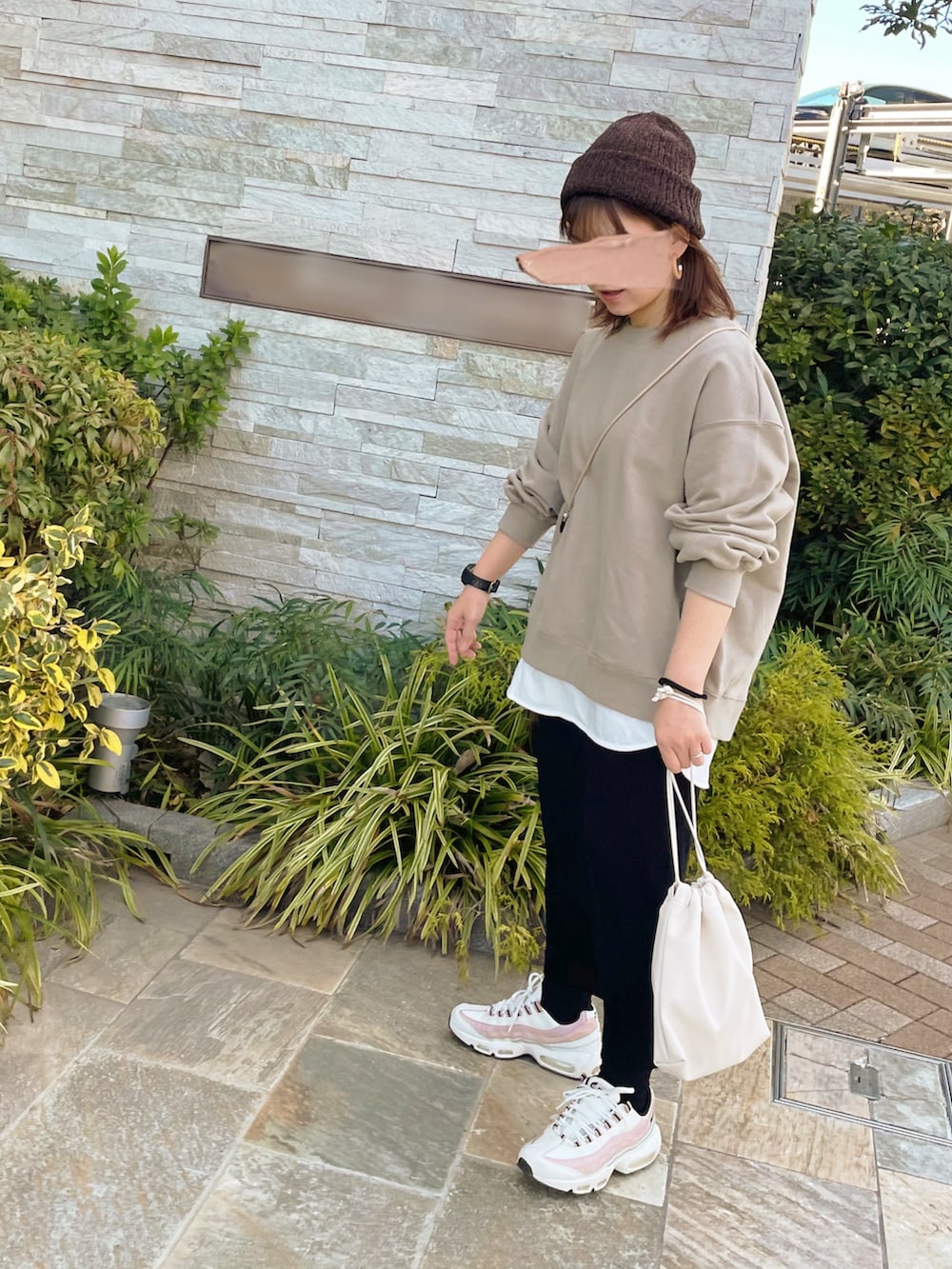 ブラウン系のその他トップス、ブラック系のスカート、ホワイト系のショルダーバッグを着用したレディースの冬コーディネートの2枚目の写真