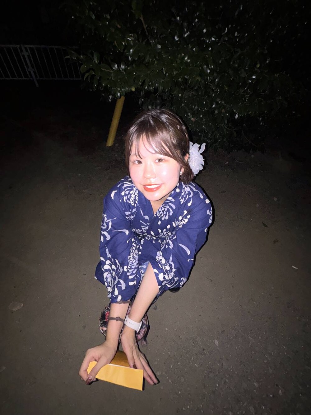 ブルー系の浴衣を着用したレディースの夏コーディネートの4枚目の写真