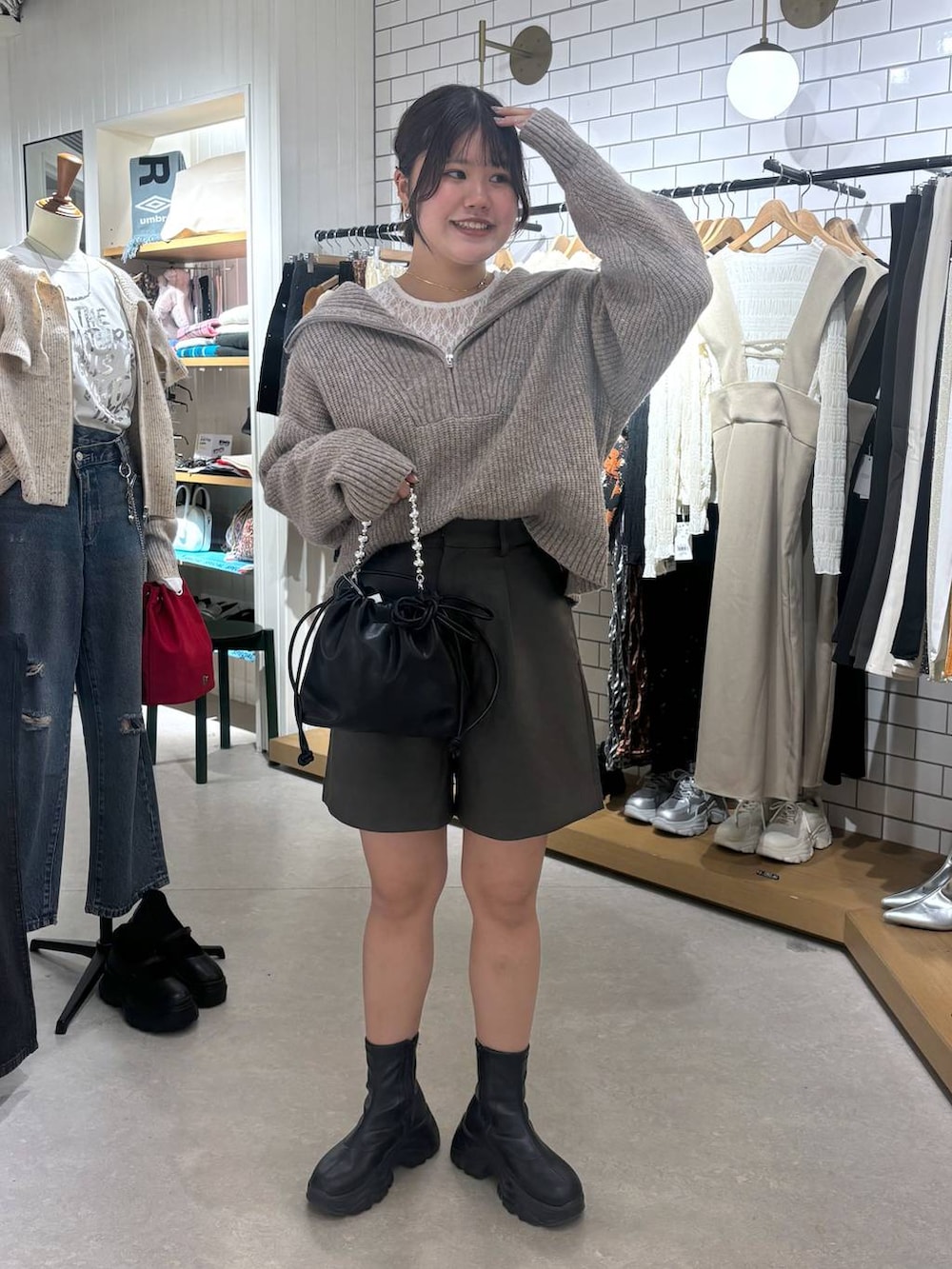 「体型カバー、差し色コーデ、カジュアル、ローリーズスタイル_LOWRYS FARM」｜「LOWRYS FARMのストレッチスニーカーブーツ　133385（ブーツ、ブラック系）」を使った、なっぴさん（レディース・158cm）の秋コーディネートの2枚目の写真