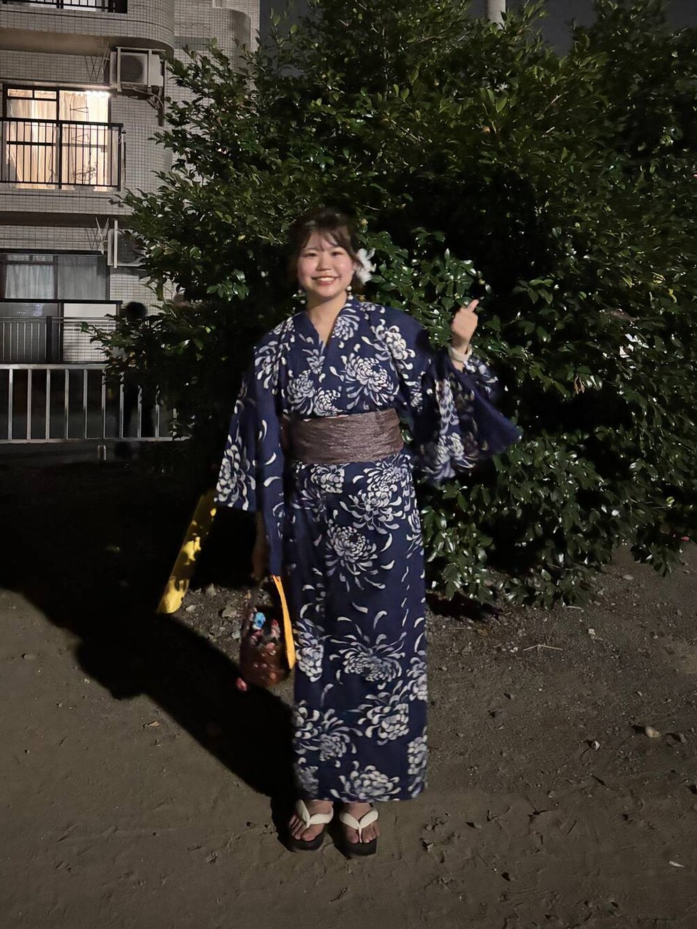 ブルー系の浴衣を着用したレディースの夏コーディネートの3枚目の写真