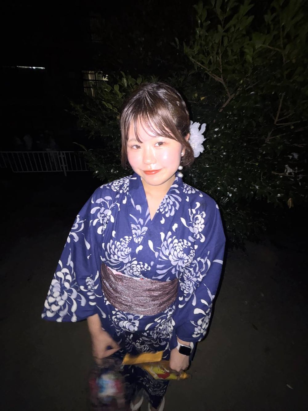 ブルー系の浴衣を着用したレディースの夏コーディネートの2枚目の写真