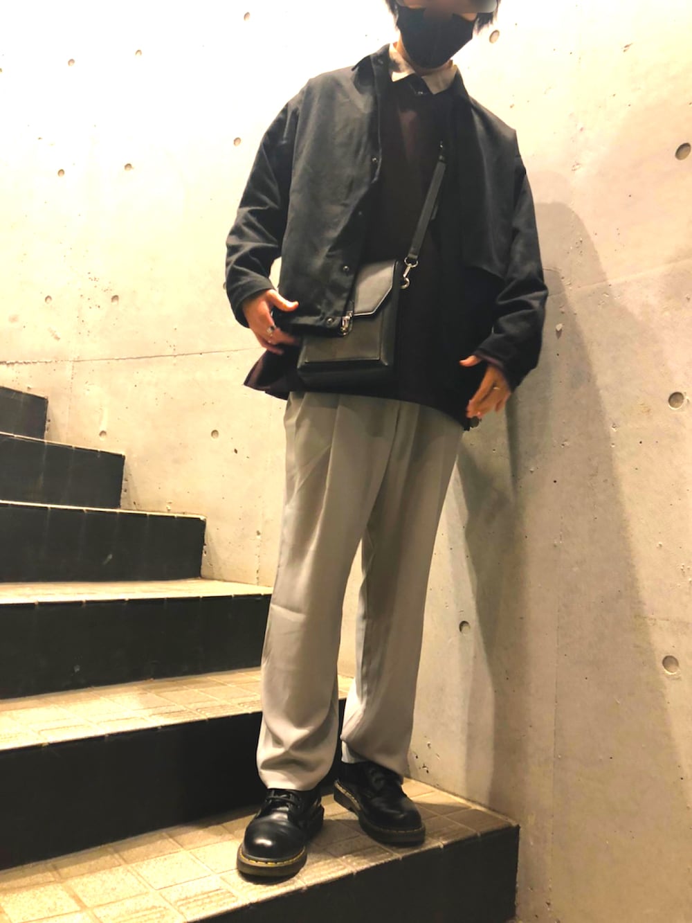 ホワイト系のその他パンツ、ブラック系のブルゾン、ブラック系のショルダーバッグを着用したメンズの冬コーディネートの4枚目の写真